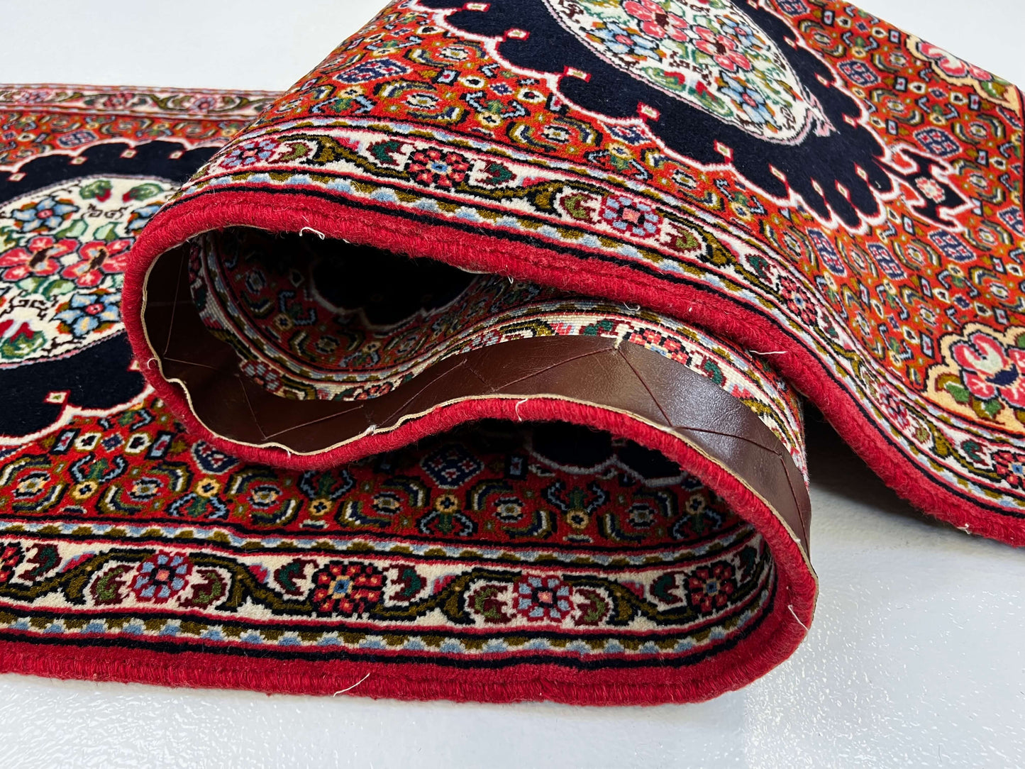 Bijar Medallion 2'00"x10'06" red/ivo