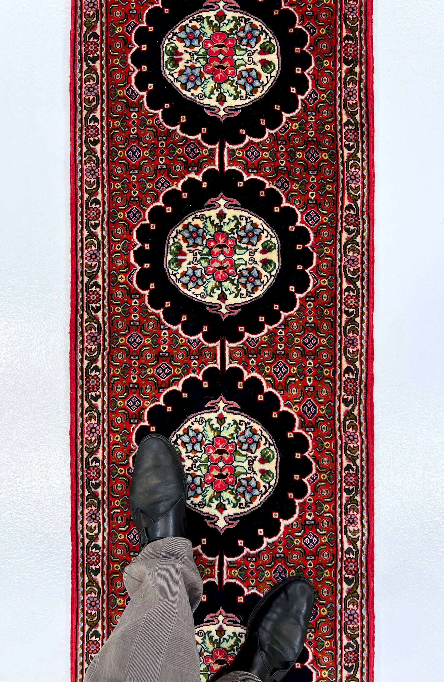 Bijar Medallion 2'00"x10'06" red/ivo