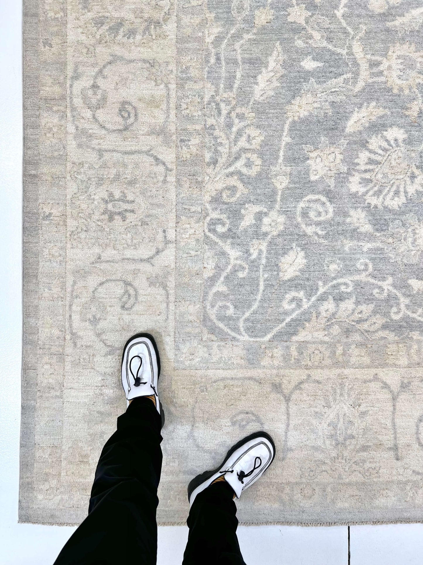 WhiteWash Chobi 10'00" x 13'05" lt.gry/ivo