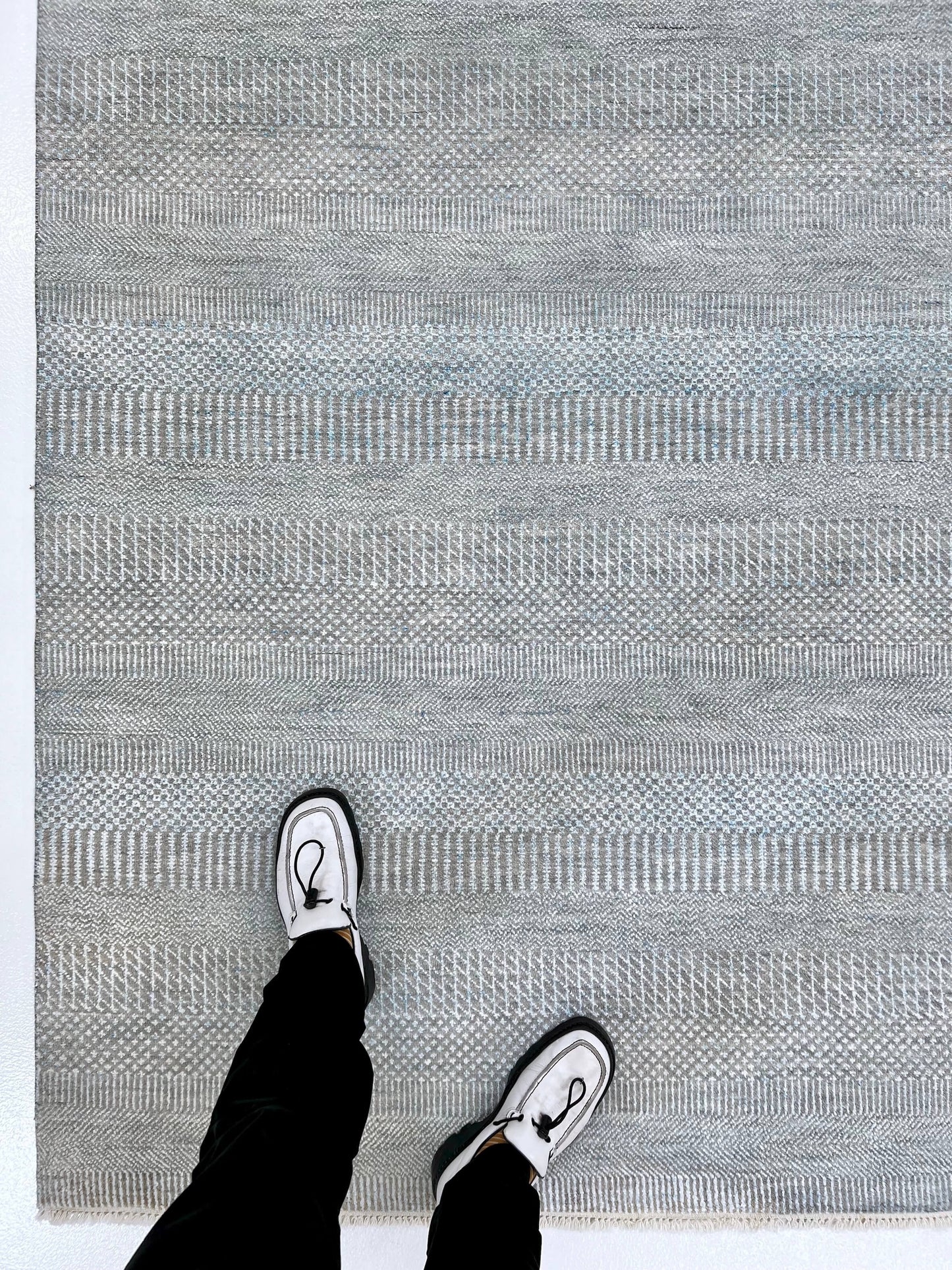 Grass design 9'01"x12'02" light blue/gray